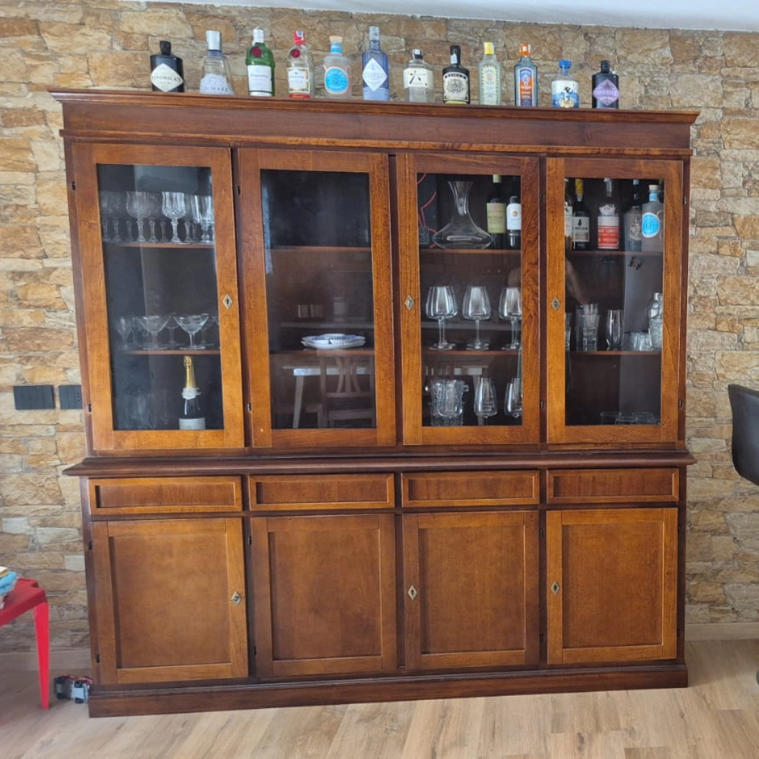 Vetrina cristalliera in legno stile arte povera con ante in vetro e credenza, Marca Design Shop